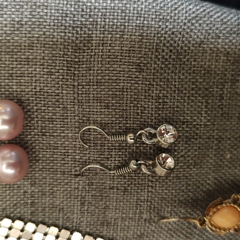 Fibe Pair Of Vintage Pierced Earrings - Picture 5 of 6